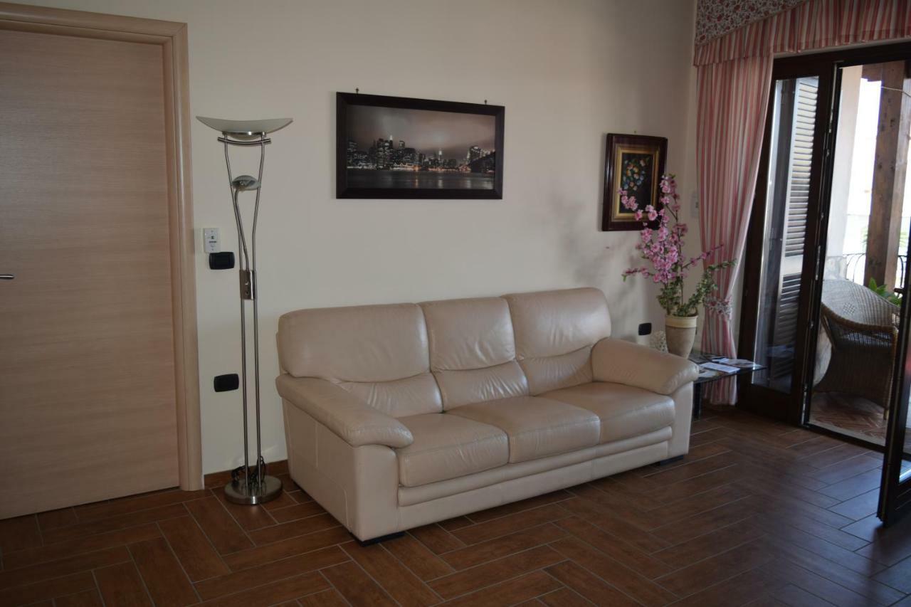 לינה וארוחת בוקר קסטל וולטורנו Bed &Breakfast Pinetamare מראה חיצוני תמונה